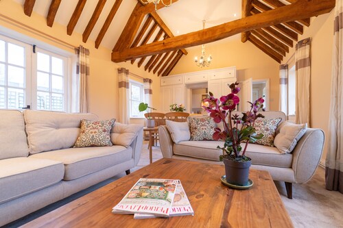 Cosy Cottage near Oxford, in historic property gardens