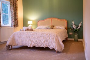2 bedrooms, desk, WiFi, bed sheets