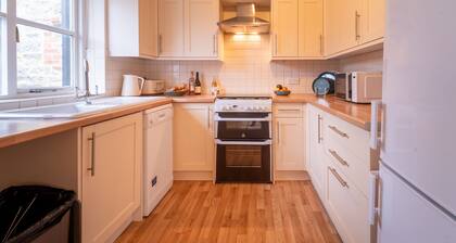 Cosy Cottage near Oxford, in historic property gardens