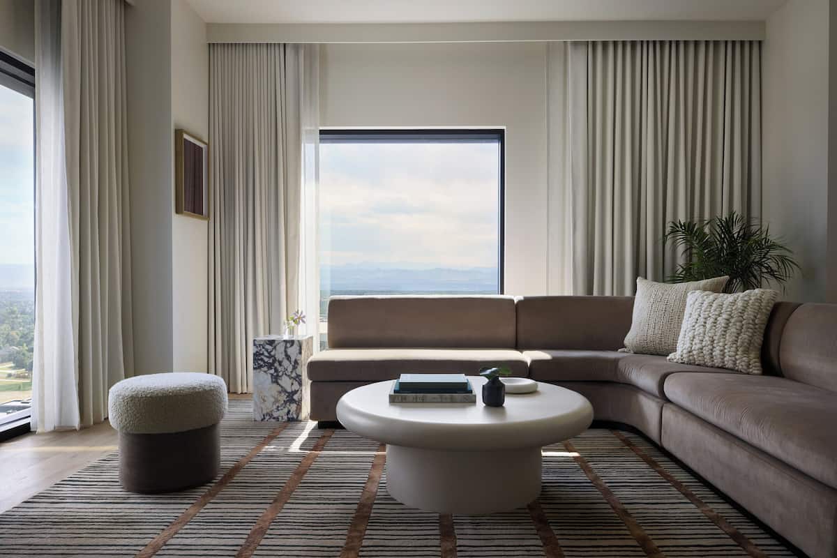 套房, 1 間臥室, 山景 | 義大利 Frette 床單、高級寢具、迷你吧、客房內保險箱