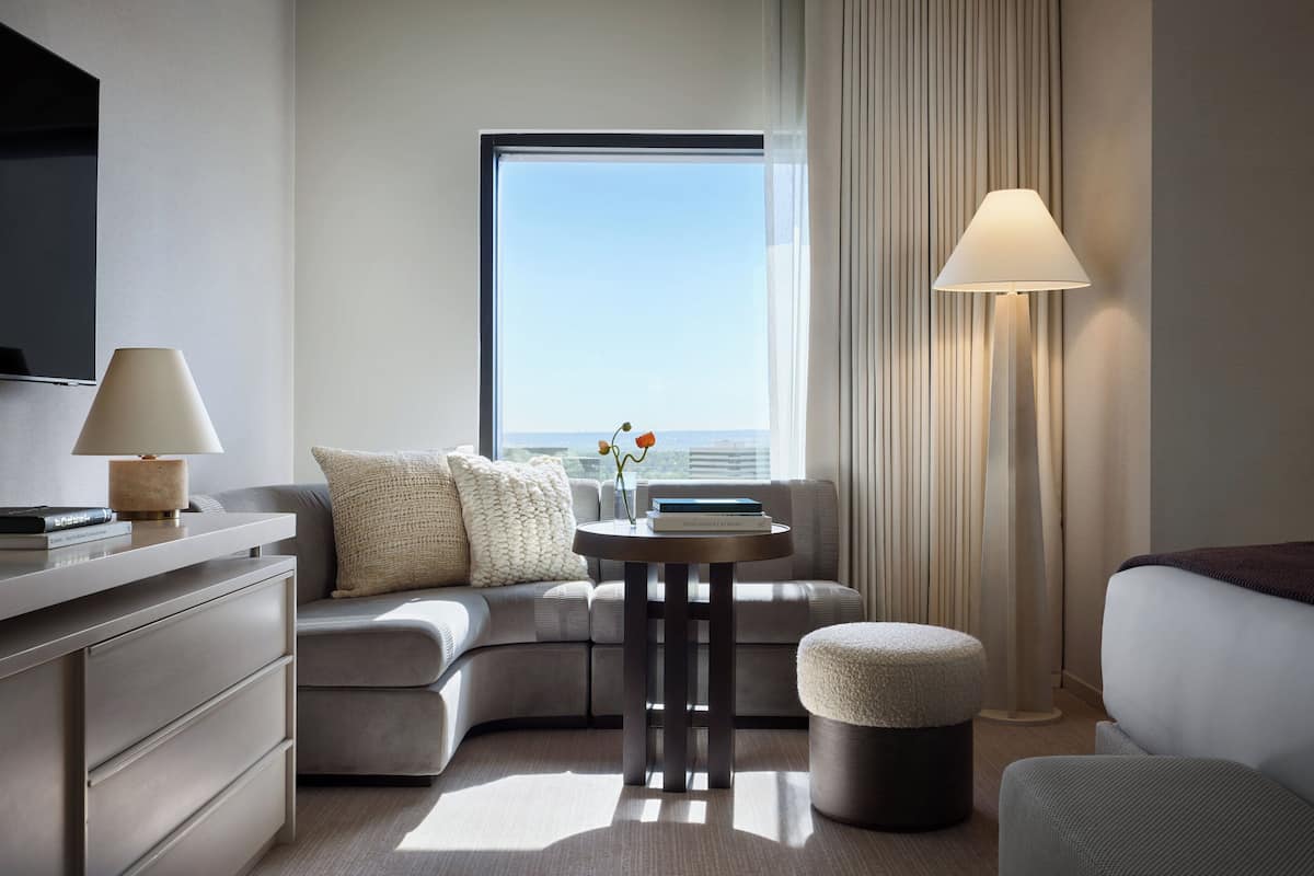 Rum - 1 kingsize-säng - rullstolsanpassad dusch - utsikt mot staden (Mobility Accessible) | 1 sovrum, italienska Frette-lakan och sängtillbehör av högsta kvalitet