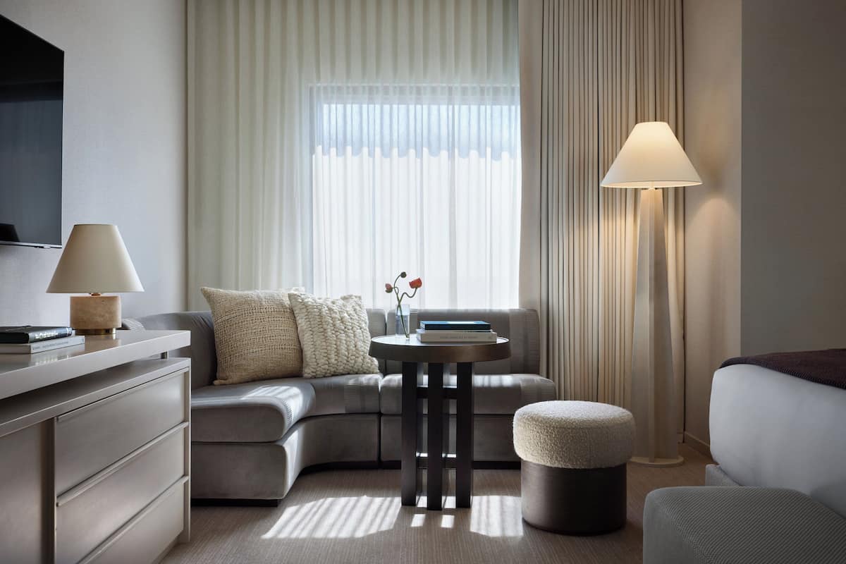 客房, 1 張特大雙人床, 無障礙淋浴設施, 城市景觀 (Mobility Accessible) | 義大利 Frette 床單、高級寢具、迷你吧、客房內保險箱