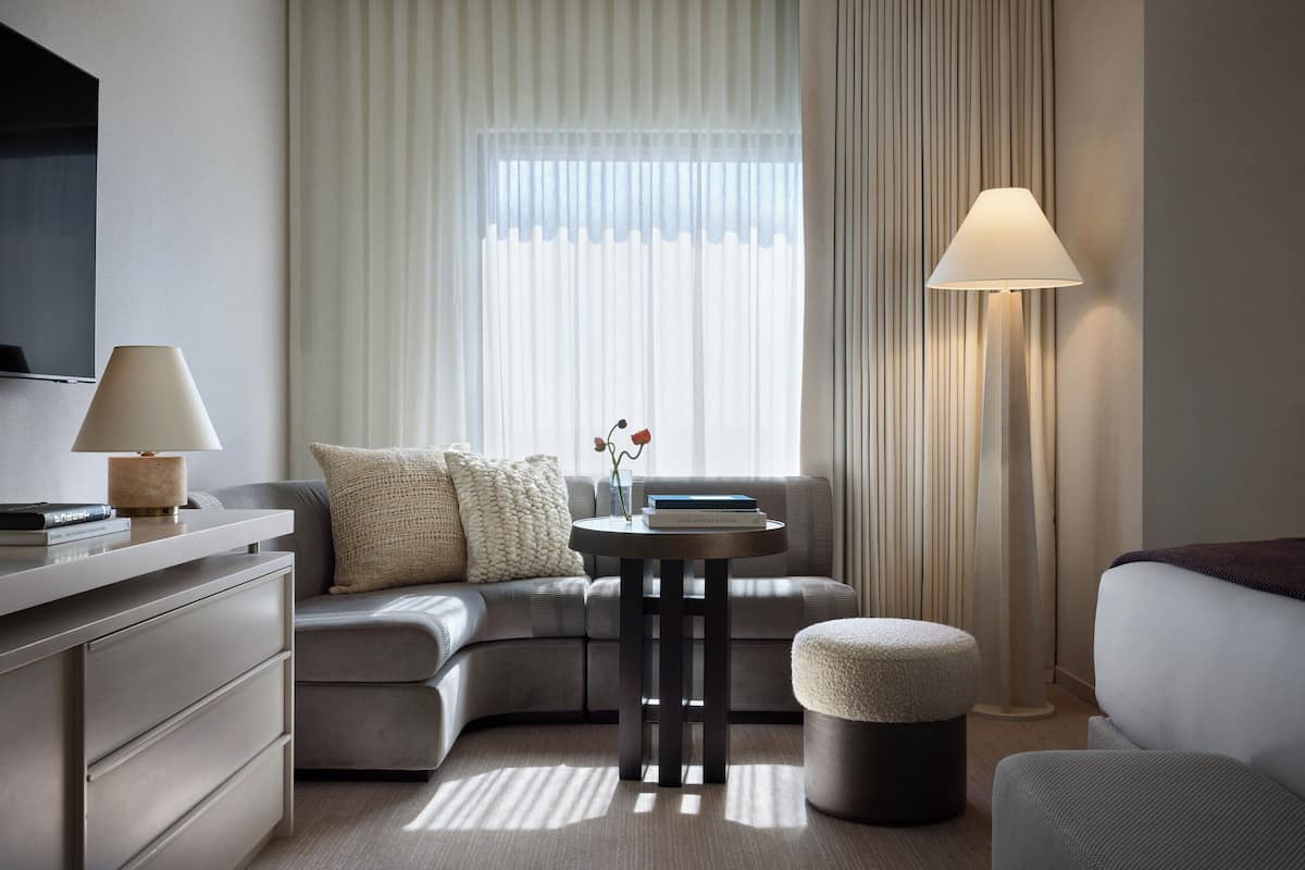 Chambre, 1 trĂšs grand lit, douche accessible en fauteuil roulant, vue ville (Mobility Accessible)
