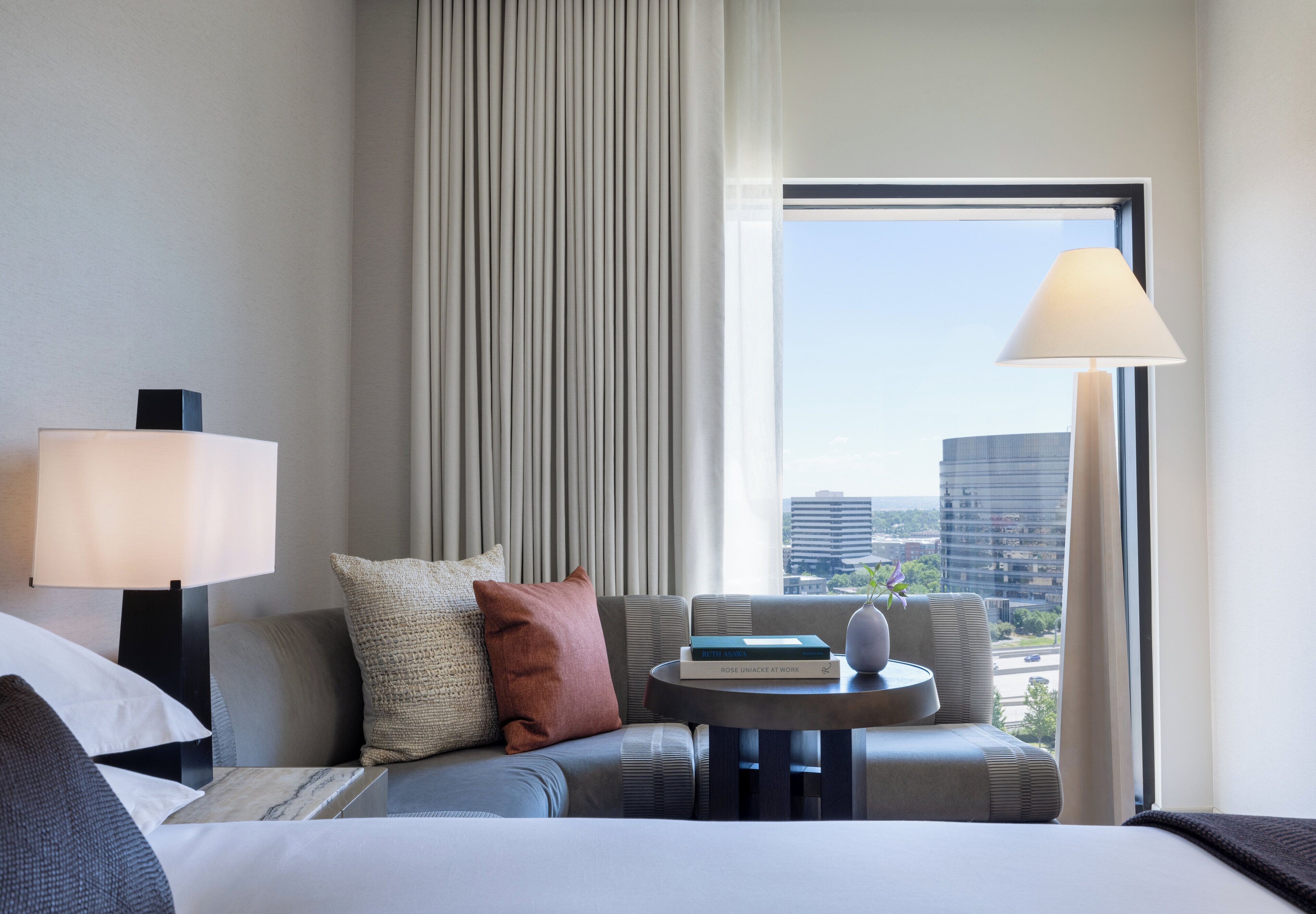 Quarto premium, 1 cama King, vista para a cidade, no canto | Lençóis italianos Frette, roupas de cama premium, frigobar