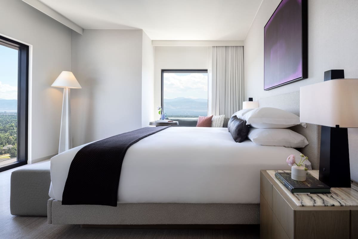 Chambre Premium, 1 trĂšs grand lit, vue montagne, en angle