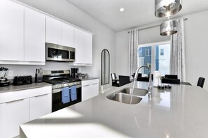 Fridge, oven, stovetop, dishwasher