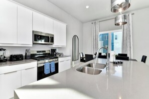 Fridge, oven, stovetop, dishwasher
