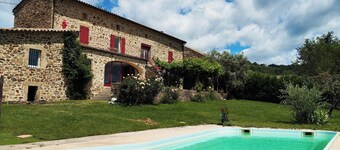 Appartement Cosy Avec vue Panoramique sur les Montagnes Cévenoles et Piscine