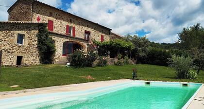 Appartement cosy avec vue panoramique sur les montagnes cévenoles et piscine