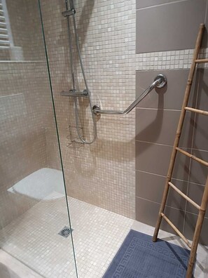 Dusche, Haartrockner, Handtücher, Toilettenpapier