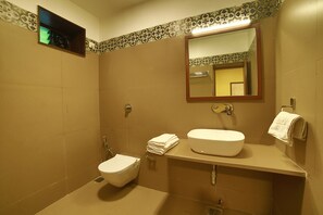 Chuveiro, toalhas de banho, sabonete, shampoo