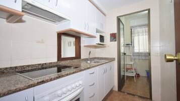 Réfrigérateur, micro-ondes, four, cafetière/bouilloire