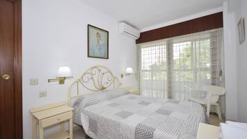 2 habitaciones, tabla de planchar con plancha y ropa de cama