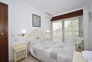 2 chambres, fer et planche à repasser, literie fournie