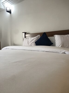 Desk, soundproofing, free WiFi - Downtown Virgins (Elmina)