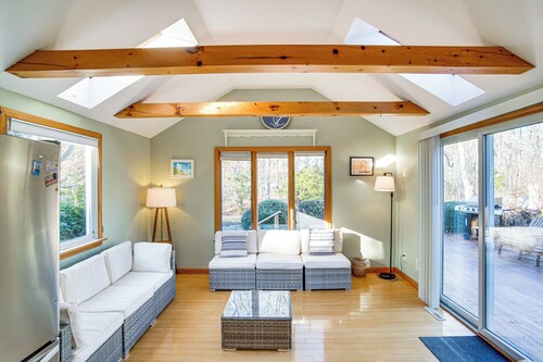 Ping-pong & Backyard: Spacious Chatham Retreat