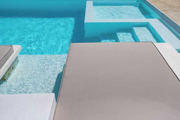 3 outdoor pools, pool loungers
