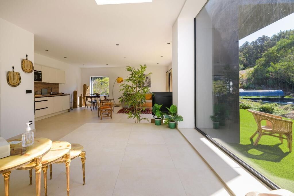 Villa Premium, 2 chambres, piscine privée (Villa A Muredda) | Coin séjour | Télévision à écran plat de 50 pouces avec chaînes par câble