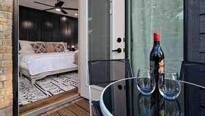 Un dormitorio con cama, ventilador de techo y mesita de noche.
