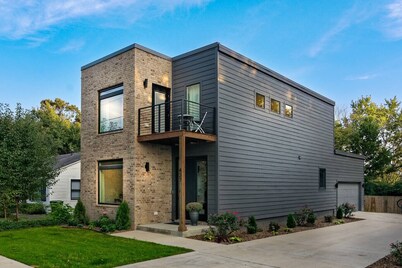 Clarkwood | 1.5 Miles From DT & UofA