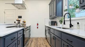 雪櫃、微波爐、焗爐、爐具