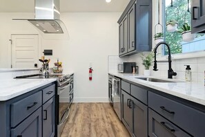 Fridge, microwave, oven, stovetop - Clarkwood | 1.5 Miles From DT & UofA (Fayetteville)