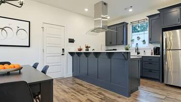 雪櫃、微波爐、焗爐、爐具