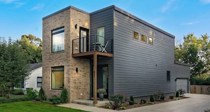 Clarkwood | 1.5 Miles From DT & UofA