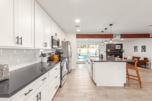 Kjøleskap, mikrobølgeovn, ovn og kokeplater