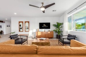 TV, peis, bøker og kontorer