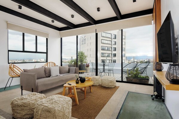 Una televisión, una oficina