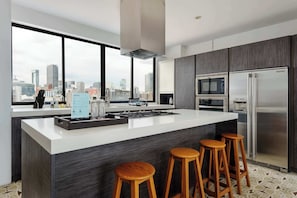 Køleskab, mikrobølgeovn, ovn, kogeplade