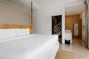3 habitaciones, escritorio y tabla de planchar con plancha 