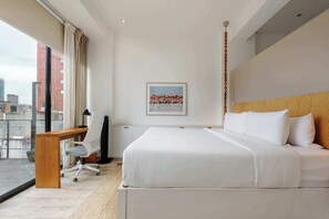 3 habitaciones, escritorio y tabla de planchar con plancha