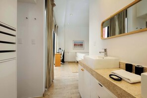 Ducha, secador de pelo y toallas