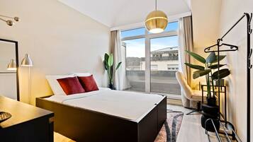 2 bedrooms, desk, iron/ironing board, WiFi