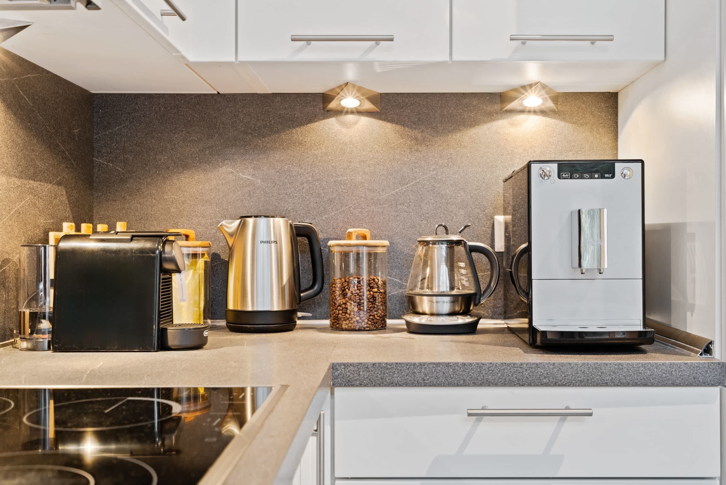 Kühlschrank, Mikrowelle, Ofen, Herdplatte