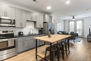 Fridge, microwave, oven, stovetop - Experience Cincinnati! Walkable Modern Condo (Cincinnati)