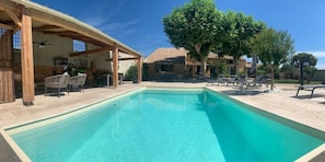 Piscine extérieure en saison