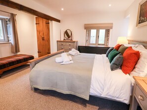 2 Schlafzimmer, individuell dekoriert, individuell eingerichtet