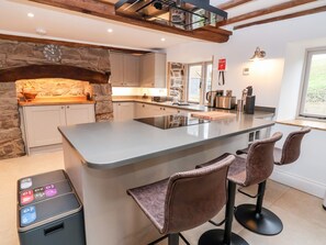 Fridge, dishwasher, electric kettle, toaster - Rockhill Farmhouse (Craven Arms)