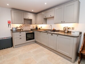 Kühlschrank, Geschirrspüler, Wasserkocher, Toaster