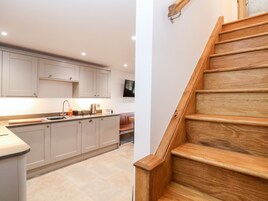 Geladeira, lava-louças, chaleira elétrica, torradeira