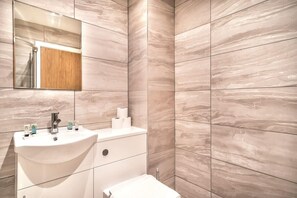 Dusj, hårføner, håndklær og sjampo