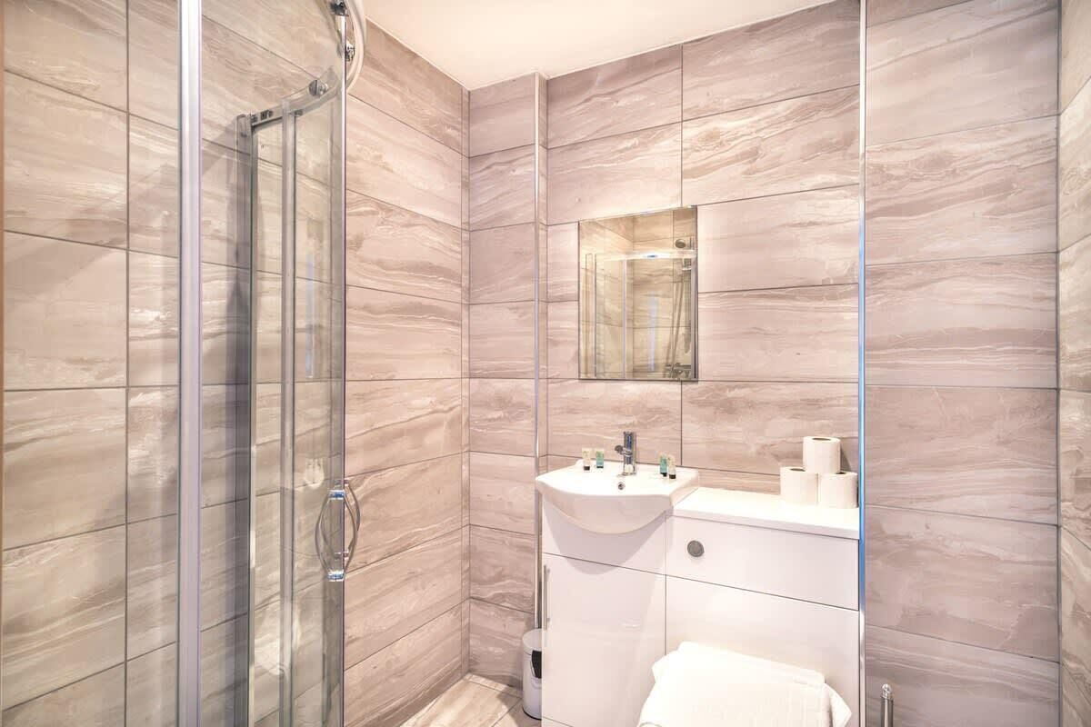 Shower, hair dryer, towels, shampoo