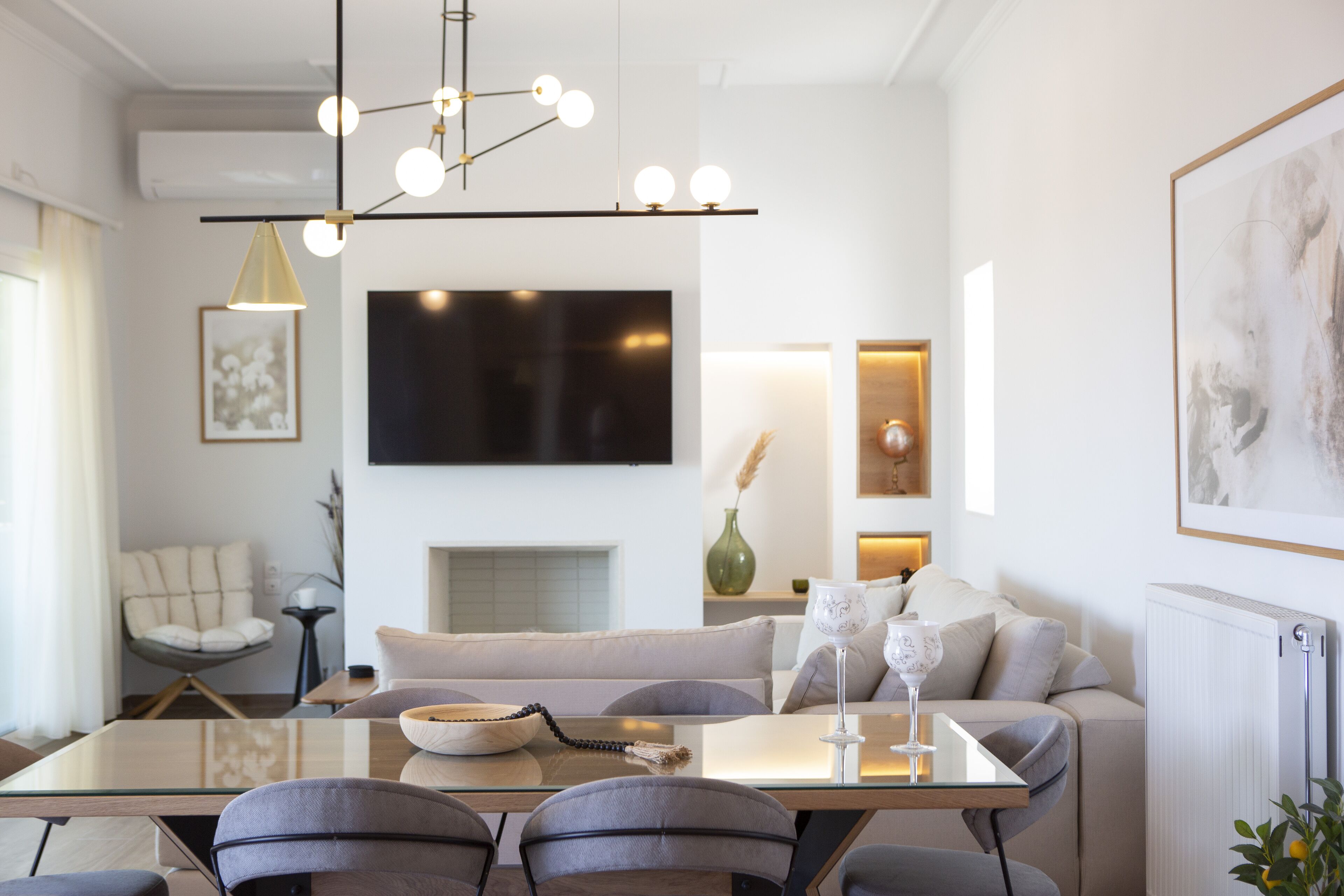 Smart TV, fireplace