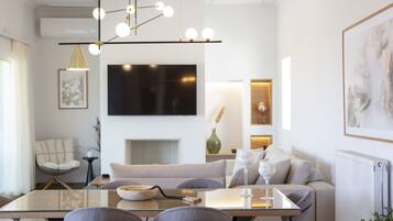 Smart TV, fireplace