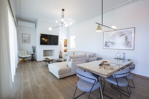 Una Smart TV, una chimenea