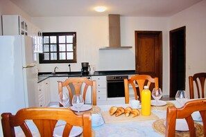 Frigorífic, microones, forn i placa de cuina 
