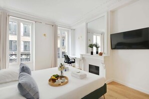 4 bedrooms, desk, iron/ironing board, WiFi - Renovated and modern 4BD for 12 guests! (Paris)